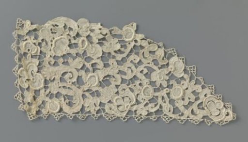 Collar of needle lace with arabesque leaves