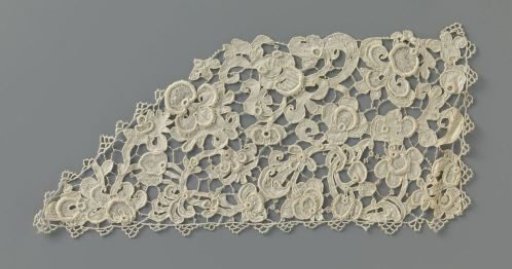Collar of needle lace with arabesque leaves