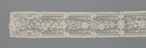 Cravat of bobbin lace with beaded border
