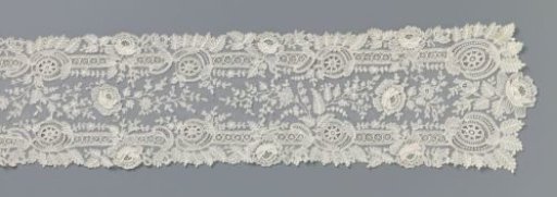 Lace edging for a cap of mixed lace with medallions in scrollwork
