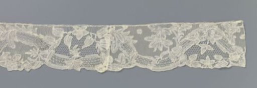 Antependium strip of bobbin lace with broad ribbon