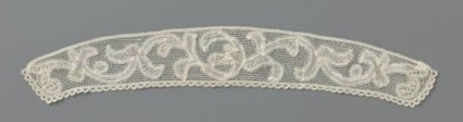 Collar of mixed lace with broad spiral vine