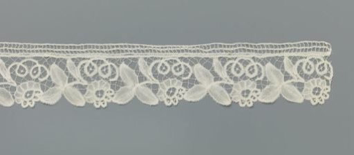 Strip of bobbin lace with coarse trefoil