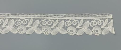 Strip of bobbin lace with coarse trefoil