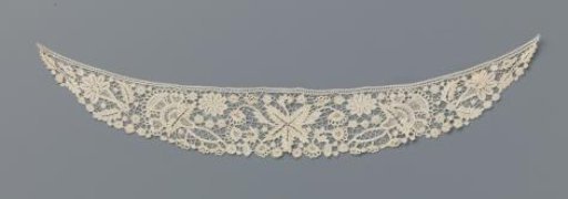 Collar of bobbin lace with a three-lobed fan flower