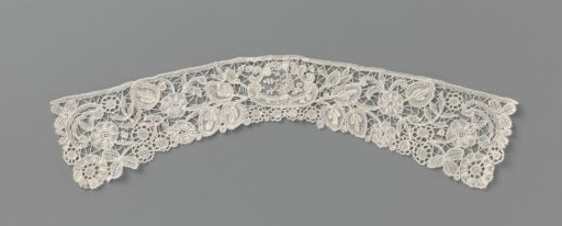 Collar of mixed lace with heart-shaped leaves