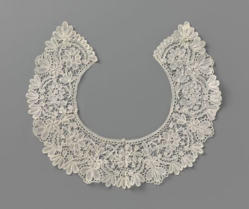 Round Collar of Bobbin Lace with C-Volutes