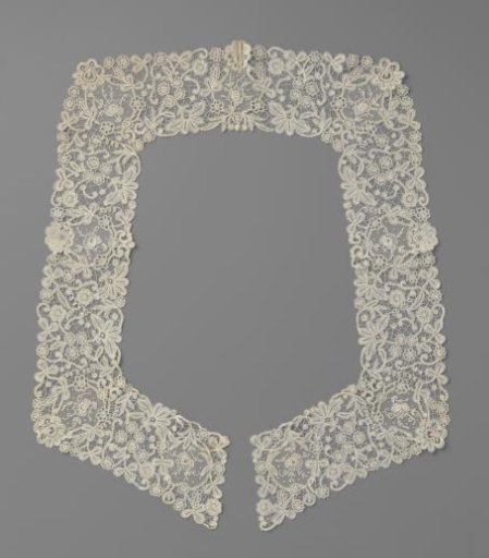 Square collar of mixed lace with reserves with a rose