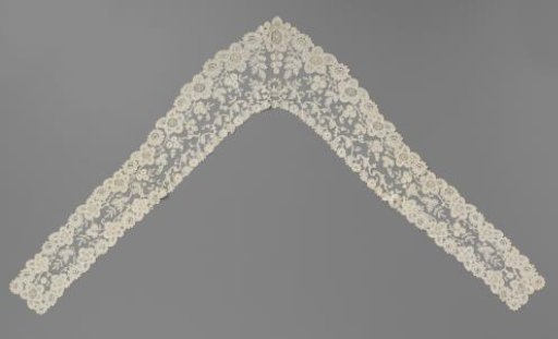 Collar of mixed lace with a closed flower border for a décolleté