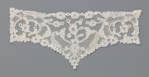 Collar of mixed lace with rocailles