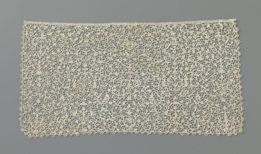 Collar of needle lace with candelabre motifs