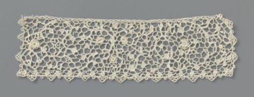 Cuff of needle lace with button-shaped flowers
