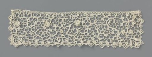 Cuff of needle lace with button-shaped flowers