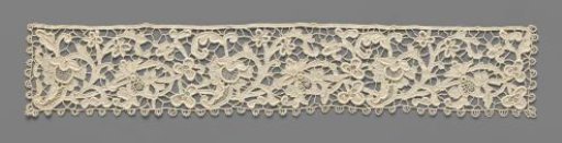 Cuff of needle lace with a tongued flower