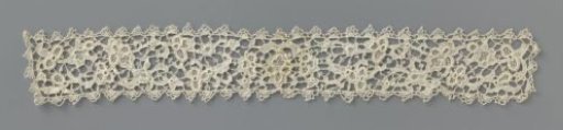 Guimpe of needle lace with clover leaves