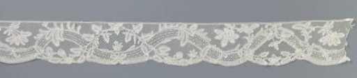 Antependium strip of bobbin lace with wide rivière