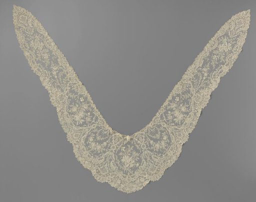 Fichu of needle lace with carnation and rose branch