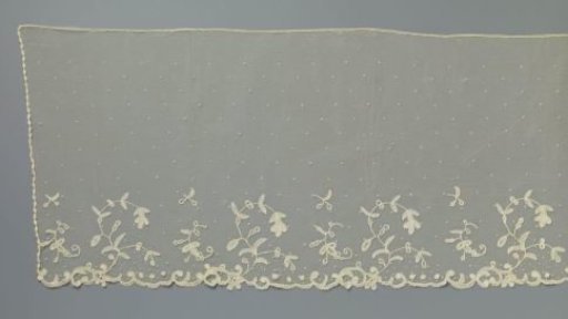 Veil of appliqué lace with large S-shaped branches