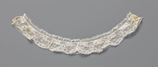 Collar of bobbin lace with ivy leaf