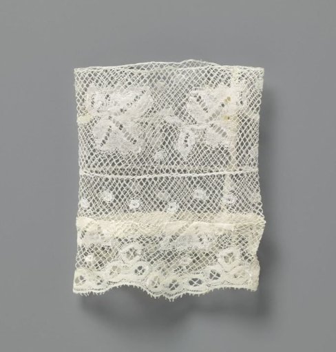 Cuff of bobbin lace with ivy leaf