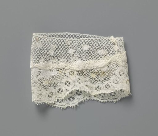 Cuff of bobbin lace with ivy leaf