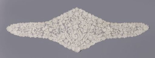 Fichu of mixed lace with three spirals