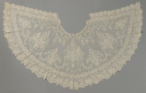 Cape of appliqué lace with chain band