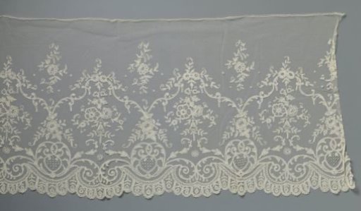 Japon strip of appliqué lace with arched gate motifs