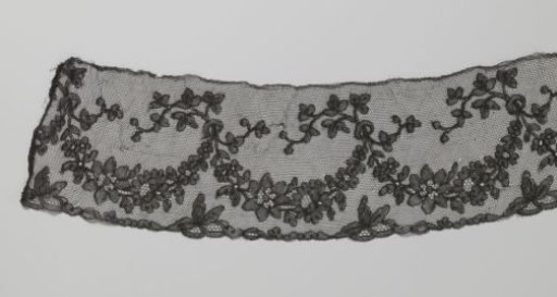 Border of bobbin lace with garlands and bows