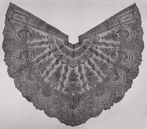 Cape of bobbin lace with the pergola with wrapped pillars