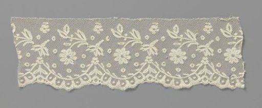 Strip of bobbin lace with gilded shells