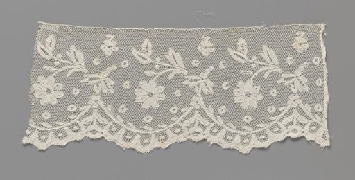 Strip of bobbin lace with gilded shells