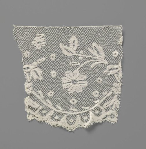 Strip of bobbin lace with gilded shells