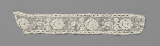 Insert of bobbin lace with roses