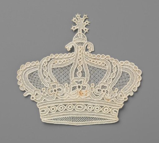 Design for needle lace with a motif of a crown