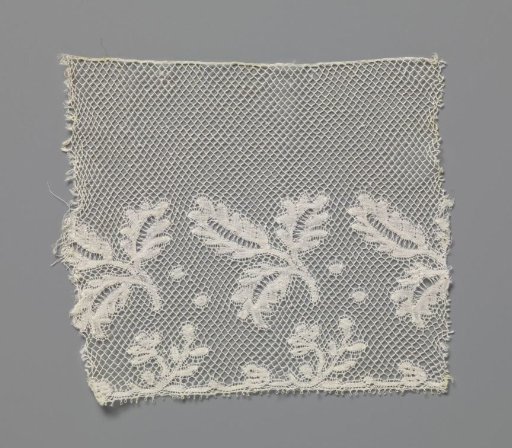 Strip of bobbin lace with trefoil
