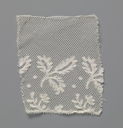 Strip of bobbin lace with trefoil