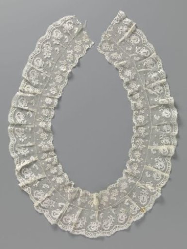 Doubled strip of bobbin lace with daisies