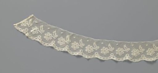 Collar of bobbin lace with daisies