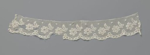Strip of bobbin lace with daisies