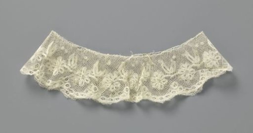 Cuff of bobbin lace with daisies