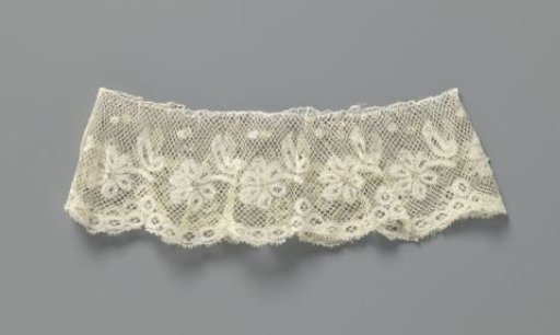 Cuff of bobbin lace with daisies