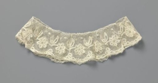 Cuff of bobbin lace with daisies