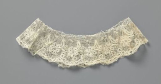 Cuff of bobbin lace with daisies