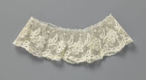 Cuff of bobbin lace with daisies