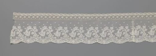 Strip of bobbin lace with quadruple knots