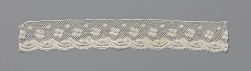 Strip of bobbin lace with fourfold floral motifs