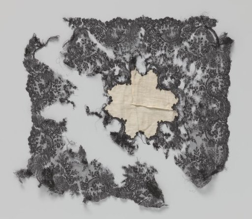 Handkerchief with a border of bobbin lace