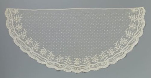 Veil of Appliqué Lace with Wavy Campana Edge