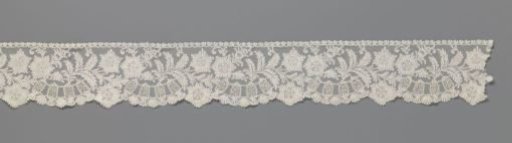 Strip of bobbin lace with scalloped shell